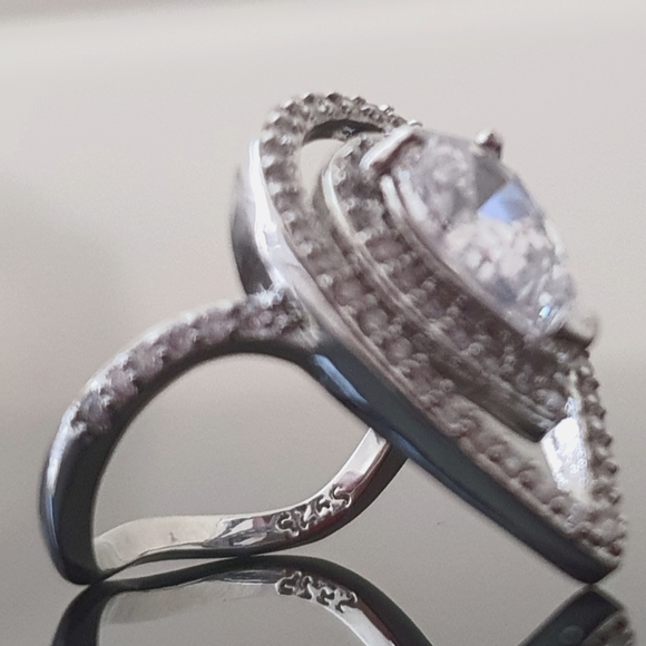 Exquisite Tear Drop Diamond Coctail Ring - Picture 2 of 4